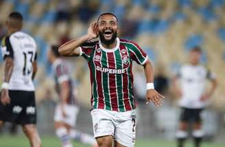 Hulk tenta partir ao ataque, mas recebe e carga de Renê (deitado) e Lucho.