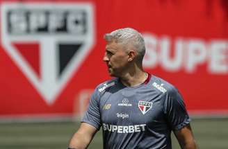 Fotos: Erico Leonan / São Paulo FC - Legenda: Crespo em ação durante um treino do São Paulo no CT da Barra Funda