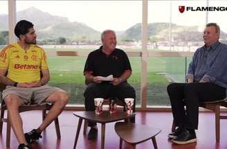 Rossi, Zico e Raul Plassmann posam para fotos em resenha da Flamengo TV –