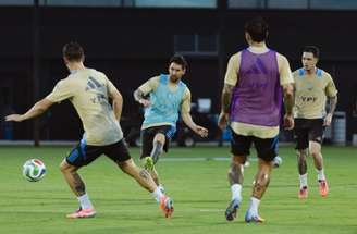 - Divulgação/AFA - Legenda: Messi durante treino da Argentina em Miami (EUA)