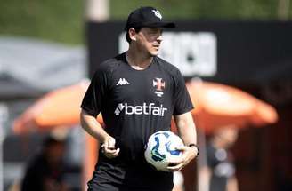 Fotos: Matheus Lima/Vasco - Legenda: Fernando Diniz durante um dos treinamentos do Vasco da Gama