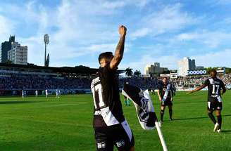 Jogadores da Ponte Preta celebram gol contra o Bugre –