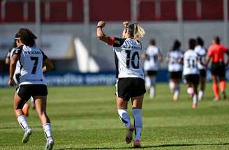 Gabi Zanotti marca três gols no 1° tempo –