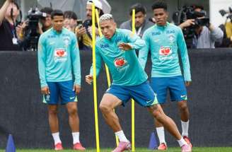 Richarlison em comemoração da conquista da medalha olímpica –