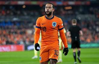 Foto; Alex Bierens de Haan/Getty Images - Legenda: Memphis Depay em campo pela seleção da Holanda