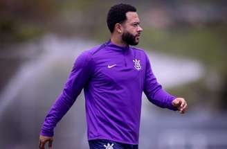 Depay e Garro conversam durante treinamento –