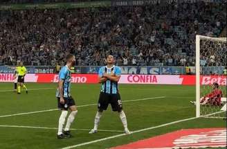 Carlos Vinícius meteu a pose pela primeira vez na Arena –