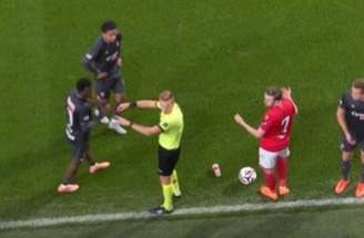 Jogo entre Standart Liege e Antwerp foi interrompido após o árbitro ser atingido por um copo