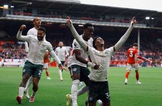 Acheampong é celebrado depois de marcar o primeiro gol do Chelsea