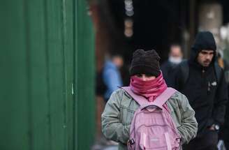Pedestres enfrentam manhã de frio na região da Barra Funda, na zona oeste da da capital paulista