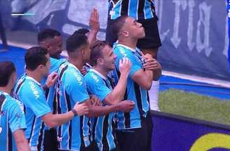 Carlos Vinicius marca três vezes e deixa recado: tem que ser titular absoluto –