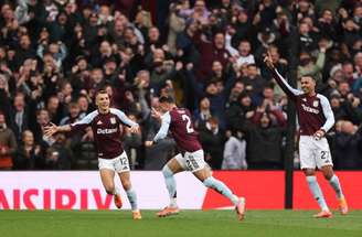 Oscar Bobb, do  Manchester City  (à esquerda) luta pela bola com Digne, do Aston Villa