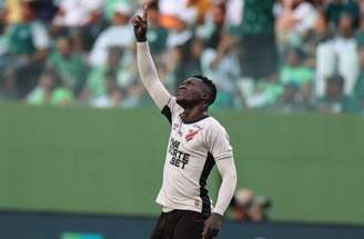 Goiás e Athletico-PR travaram duelo disputado no estádio da Serrinha, em Goiânia –