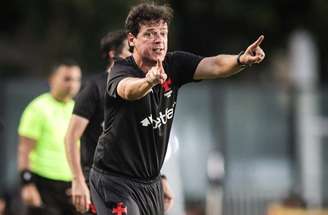 Fernando Diniz comandando o Vasco em clássicos soma uma vitória, três empates e três derrotas. Fotos: Matheus Lima/Vasco