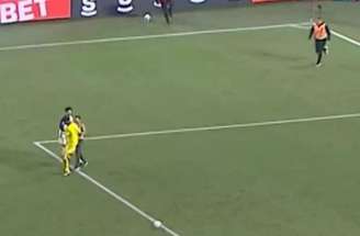 Hugo Souza sofreu uma agressão durante jogo contra o Athletico-PR -