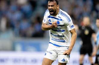 Jogadores da Raposa comemoram gol de Fabrício Bruno na Arena do Grêmio –