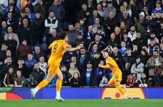 Jogadores de Rangers e Roma em disputa de bola no Ibrox Stadium, em Glasgow –