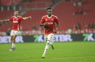 Fotos: Ricardo Duarte/Internacional - Legenda: Alan Benítez (esquerda), Borré (centro) e Carbonero (direita) estarão com as seleções do Paraguai e Colômbia durante a Data Fifa