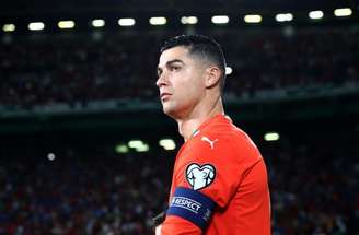 Cristiano Ronaldolevanta troféu da Liga das Nações ndeste ano –