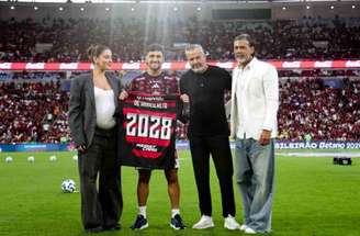 Arrascaeta, ao lado da mulher, Camila,  com homenagem ao filho que estápara nascer Fotos: Gilvan de Souza/Flamengo