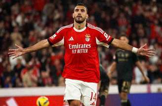 Divulgação Benfica - Legenda: Vangelis Pavlidis cobrou o pênalti que garantiu a vitória parcial do Benfica por 2 a 0