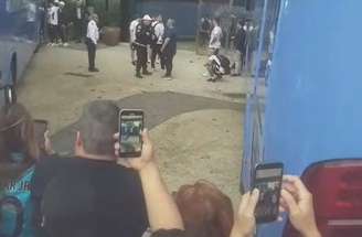 Jogadores do Santos chegam ao hotel em Copacabana. Neste domingo, enfrenta o Flamengo. 