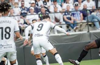 X / @ADCeuta_FC - Legenda: No intervalo, morte de idoso foi confirmade e o jogo foi suspenso