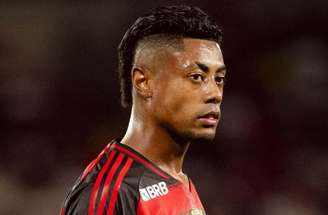 Bruno Henrique comemora o terceiro gol do Flamengo na vitória por 3a 2 sobre o Santos -