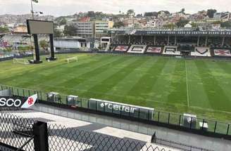 O gramado de São Januário passou por manutenção no mês passado e agora será trocado integralmente –