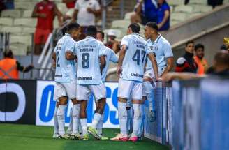 Grêmio foca no 2 a 2 com o Fortaleza. Na foto, Carlos Vinícius faz um gol analógio,
