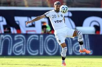 Barboza não dá mole para Coutinho. Ele levou a melhor sobre o ataque do Vasco –