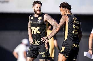Neymar participa de treino do Santos –