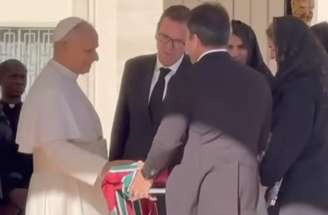 Papa Leão XIV recebe camisa do Fluminense –