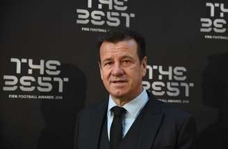 Dunga, capitão do tetra, ao lado de Romário com a taça da Copa do Mundo de 1994 –