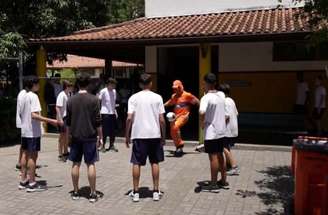 Diego Ribas, ex-Flamengo, participou de ação em parceria com a Comlurb em uma escola no Rio de Janeiro –