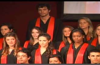 Iza aparece em sua formatura