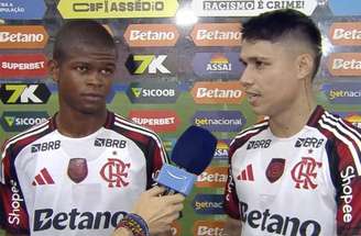 Fotos: Gilvan de Souza/Flamengo - Legenda: Douglas celebra seu primeiro gol em sua estreia pelo profissional do Flamengo com Filipe Luís