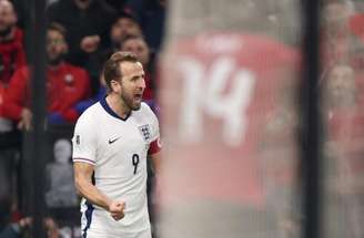 Momento do primeiro gol marcado por Harry Kane na vitória sobre a Albânia –