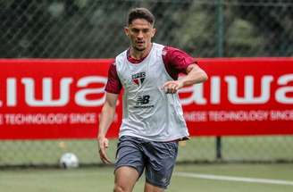 Luiz Gustavo (à direita) em treino do Tricolor –