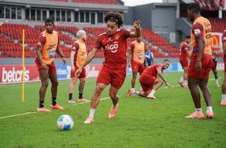 Eliminado El Salvador treina para o jogo de despedida das Eliminatórias. Afinal, o time não tem chances de classificação à Copa.  Divulgação FESFUT