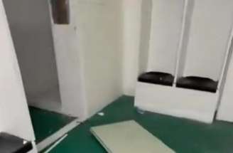 - Reprodução de Vídeo - Legenda: Vestiário do Deportivo Madryn foi vandalizado pela comitiva do Morón