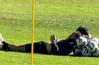 - Reprodução / Twitter - Legenda: Rui Sacramento foi flagrado deitado durante um treino do Marinhense se distraindo ao celular