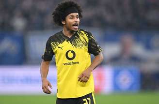 Adeyemi em ação com a camisa do Borussia Dortmund na partida contra o Manchester City –