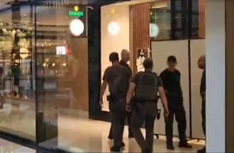 Policiais no Shopping Iguatemi de Campinas atendendo a chamado de joalheria assaltada; três suspeitos foram presos