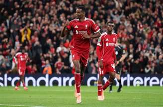 Alexander Isak (D) durante treinamento do Liverpool –