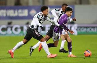 Jogadores de Fiorentina e Juventus em disputa de bola no Campeonato Italiano –