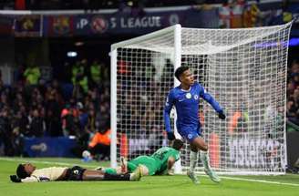 Jogadores de Chelsea e Barcelona em disputa de bola no Stamford Bridge –