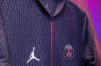 Dembélé posa com novo uniforme do clube –