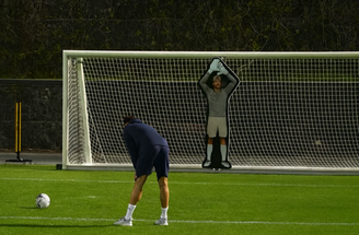 - Reprodução de Vídeo - Legenda: Cristiano Ronaldo foi desafiado a superar um goleiro robótico