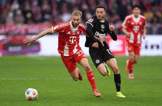 - Adam Pretty/Getty Images - Legenda: Laimer (E), do Bayern, disputa a jogada com Mathias Pereira, do St. Pauli